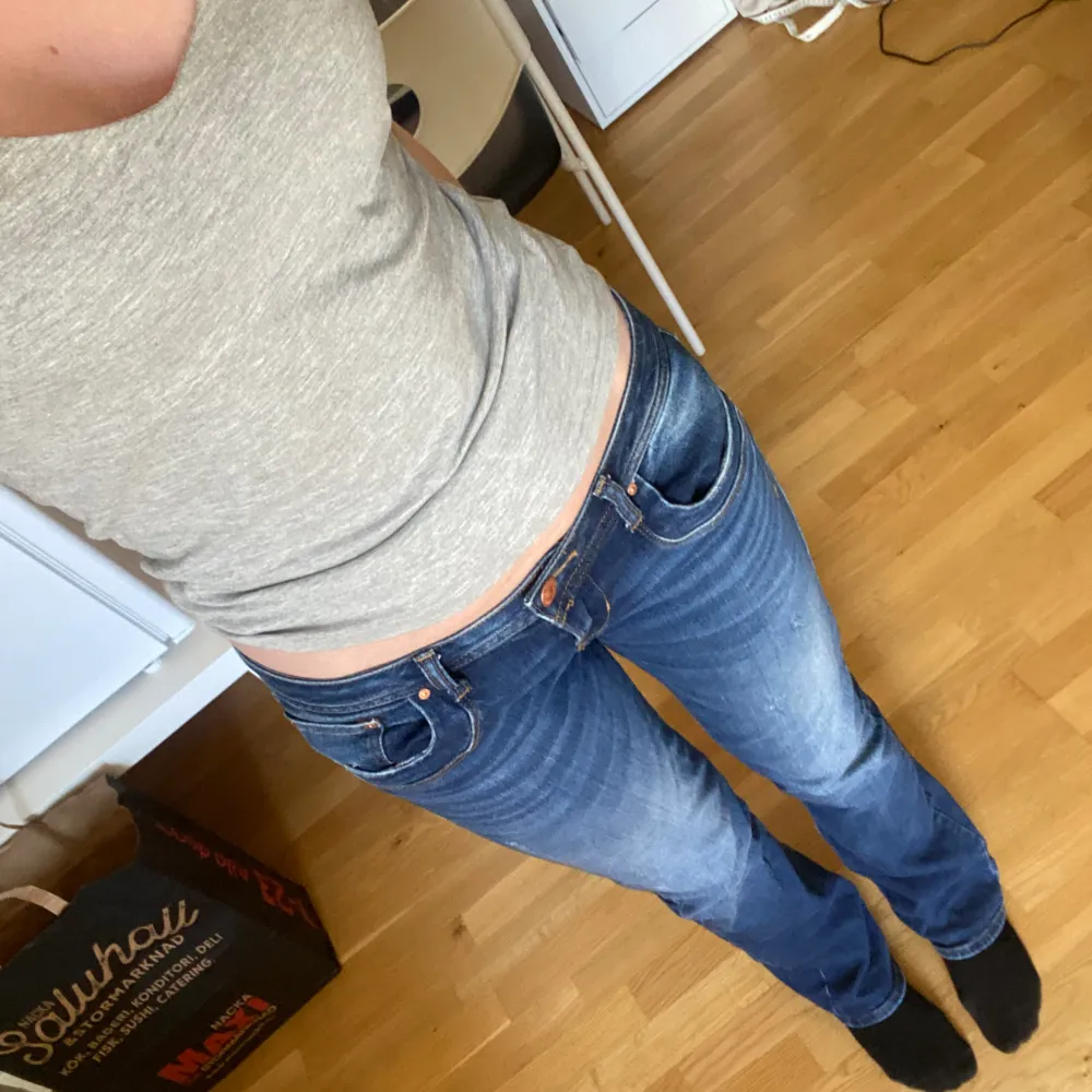 Ltb valerie jeans i mörkblå i jättebra skick. Innerbenslängd: 84cm midjemått: 40cm Skriv vid frågor❤️. Jeans & Byxor.