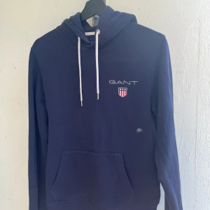 Gant Hoodie - 6/10 Använd men inga defekter jag kan hitta För mer frågor eller bilder bara skriva! Mvh Karl