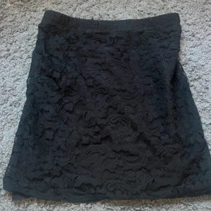 svart kjol med spets  - använd men i bra skick! normal i storlek 