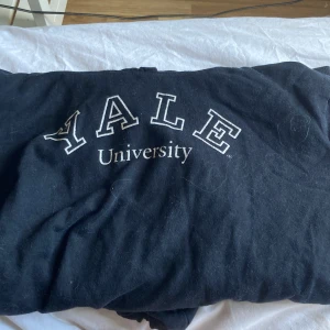 YALE hoodie - En svart hoodie med vit text på💗