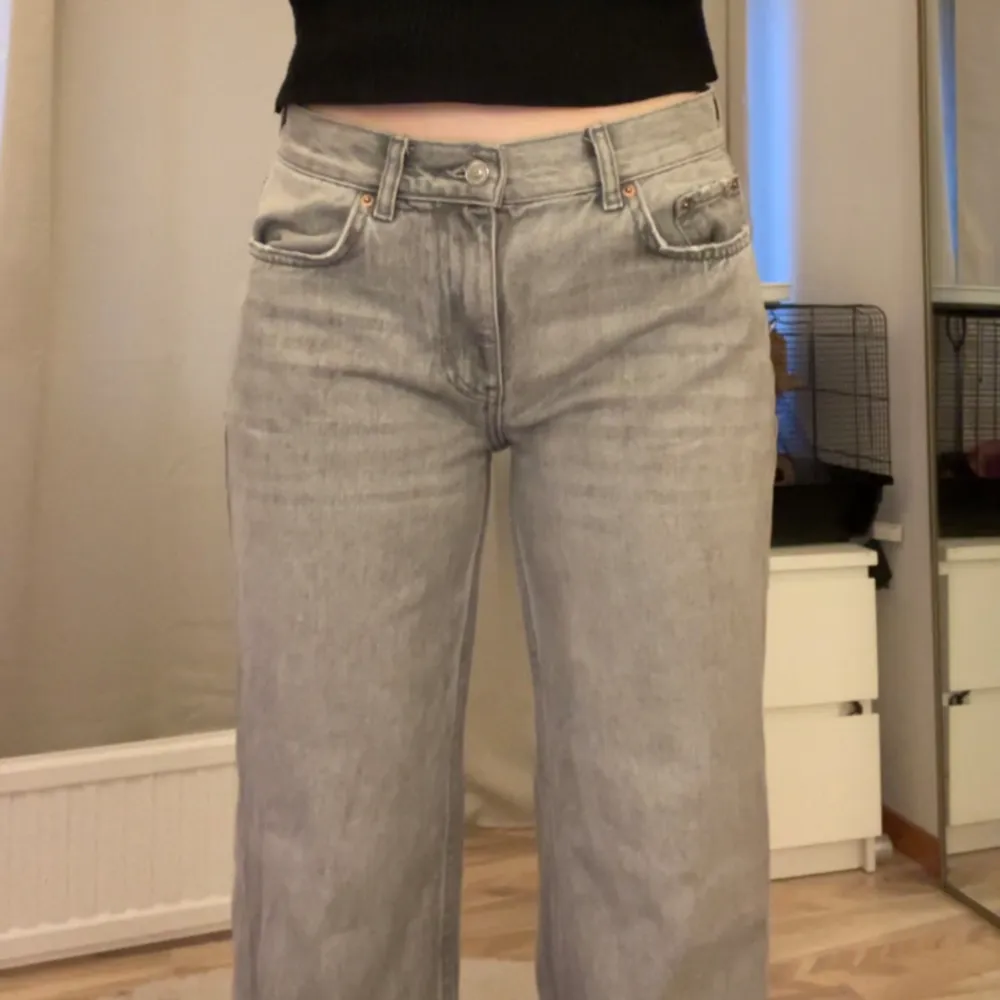 Säljer dessa super fina gråa jeans. Säljer de då jag tycker inte om passformen på mig. 💕 priset kan diskuteras och skriv vid frågor. . Jeans & Byxor.