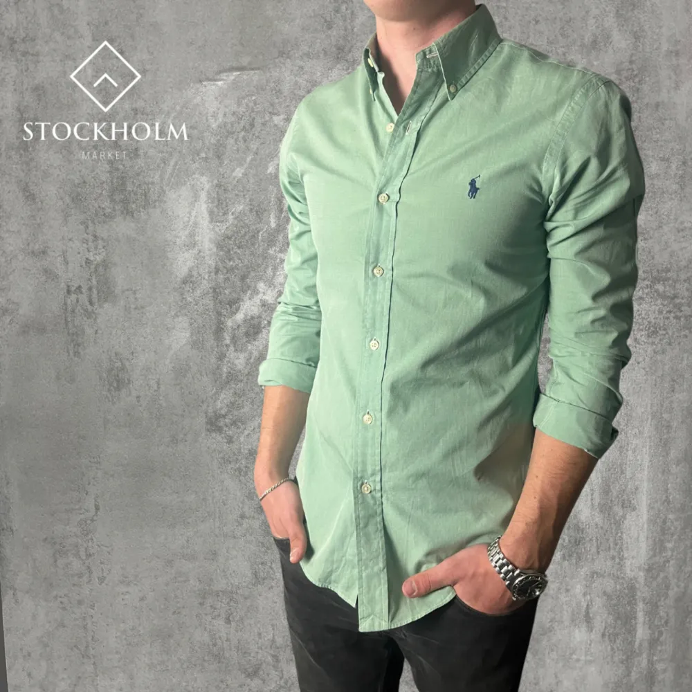 Vi säljer nu denna Ralph Lauren skjortan! Perfekt till sommaren😍⛱️ Storlek:S Färg: Pastell Grön Modellen är 180 cm lång, väger 70kg! Nypris 1 699kr. Skriv vid frågor och funderingar🙌. Skjortor.