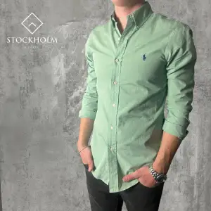 Vi säljer nu denna Ralph Lauren skjortan! Perfekt till sommaren😍⛱️ Storlek:S Färg: Pastell Grön Modellen är 180 cm lång, väger 70kg! Nypris 1 699kr. Skriv vid frågor och funderingar🙌