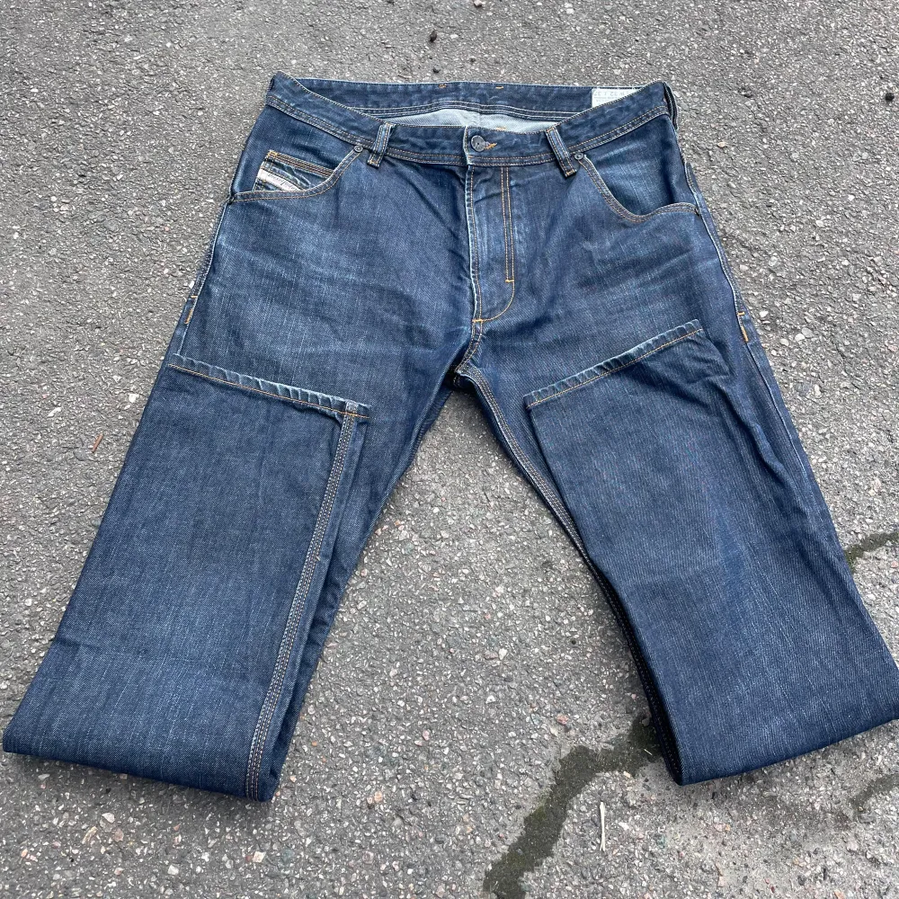 Feta Diesel Jeans med snygga detaljer Jeansen är ”Made in Italy”  Slim/Regular fit Priset kan diskuteras, hör av dig vid frågor!. Jeans & Byxor.