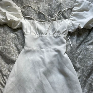 Vit sommarklänning  - Vit klänning perfekt till student eller skolavslutningen! Bara använts en gång är är i väldigt bra skick! :)