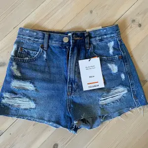 Nu säljer jag ett par nya jeansshorts i storlek 34 från pull&bear! Shortsen är helt nya och har prislappen kvar. Det är bara att höra av sig om du har någon fråga!💗