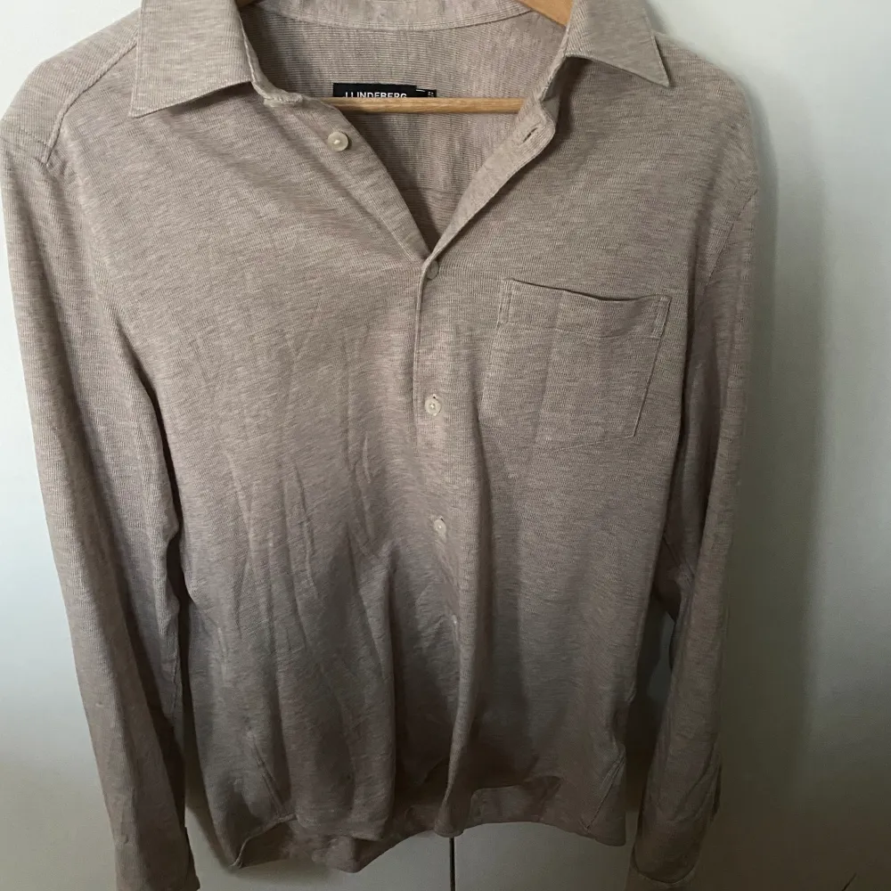 Säljer denna j lindberg skjorta som endast är använd ett par gånger. Den är tunn i ett mjukt och stretchigt material. . Skjortor.