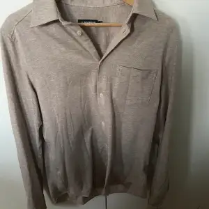 Säljer denna j lindberg skjorta som endast är använd ett par gånger. Den är tunn i ett mjukt och stretchigt material. 