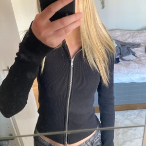 Snygg figursydd weekday kofta - Helt oanvänd! Originalpris ca 470kr men säljer för 290kr! Sitter jätte fint på💗