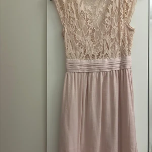 Somrig klänning - Snygg sommarklänning i puderrosa! Klänningen är knälång och använd få gånger 🌸