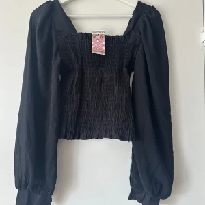 Svart topp - Helt ny topp från boohoo med etiketten kvar. 