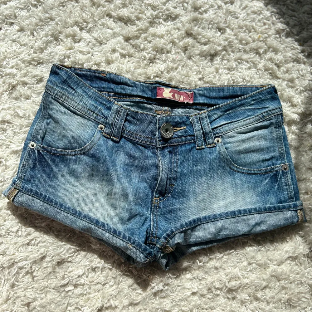 Så snygga jeansshorts, går att ha uppvikt eller ej. Står ingen storlek men definitivt S. För stora för mig med xs. Midjemått:37 köp sker via köp nu, jag postar inom 24h. Shorts.