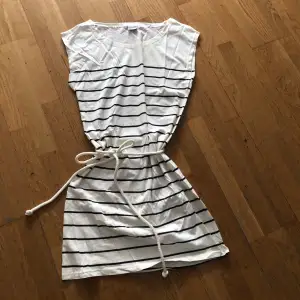Snygg klänning med navy ränder och skärp från Gina Tricot. Stl Xs. Aldrig använd, bara legat i garderoben:).