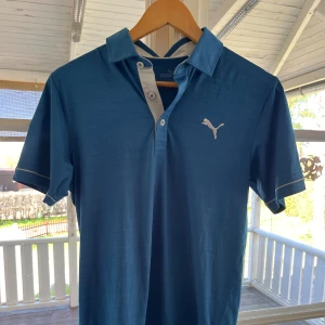 Blå puma polo - En helt ny puma polo med inga defekter. Polon är gjord med tränings material vilket gör den perfekt till golf. 