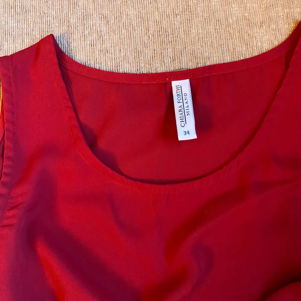 Fin röd tröja man kan ha på sig nu på sommarn. Den är helt oanvänt🤍. Blusar.