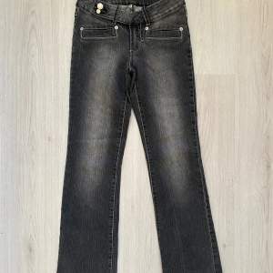 Lågmidjade bootcut jeans i märket reviewe, jag säljer jeansen pga att de inte kommer till användning längre och de är i väldigt bra skick🩷