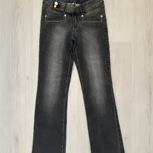 Lågmidjade bootcut jeans i märket reviewe, jag säljer jeansen pga att de inte kommer till användning längre och de är i väldigt bra skick🩷