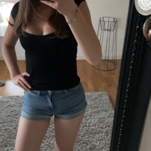 Jeans shorts - Vikbara jeans shorts ”MOLLY” från Gina Tricot i storlek xs🤍 använt mycket förut, men inte längre. Bra skick! 