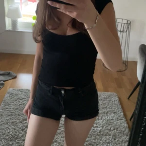Svarta jeans shorts  - Svarta vikbara jeans shorts ”MOLLY” i storlek xs🖤 använt mycket förut, men inte längre, bra skick!