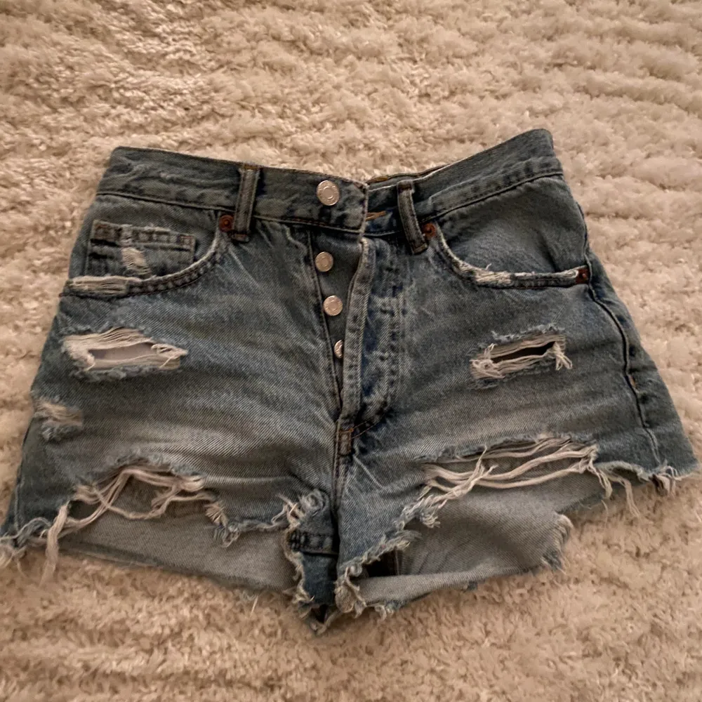 Säljer mina zara shorts 🩷 köptes förra sommaren för ca 330 kr, men de är fortfarande som nya🩷 pris kan diskuteras 🩷. Shorts.