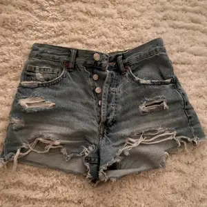 Säljer mina zara shorts 🩷 köptes förra sommaren för ca 330 kr, men de är fortfarande som nya🩷 pris kan diskuteras 🩷
