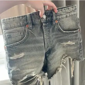 jeans shorts från zara i storlek 32. aldrig använda