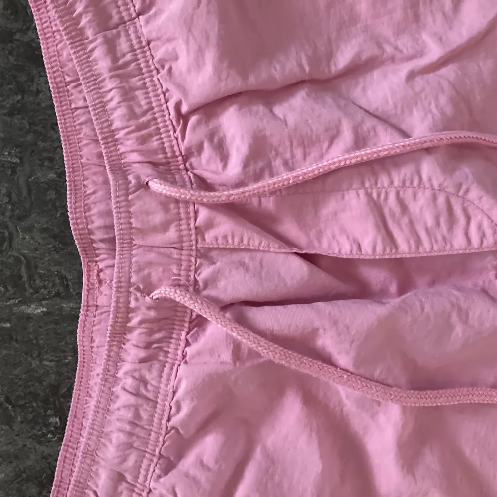 Ett par H&M sommar shorts i rosa. Storlek: M. Använd bara en gång. . Shorts.