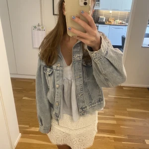 Jeansjacka - Första bild lånad av juliawestermark/ tjejen ja köpte av❤️ I toppskick, aldrig använd av mig, skriv för egna bilder! jeansjackan är puffig i modellen🥰