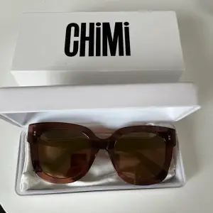 Säljer mina ursnygga chimi glasögon i modell 08 i färgen Coco som ej säljs längre! Kan även tänka mig att endast byta mot några i samma modell fast färgen tortoise eller brown💕💕