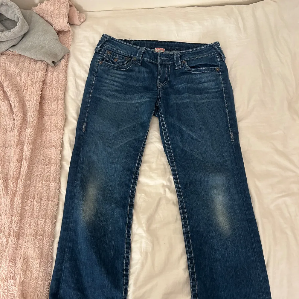 Ett par fina lågmidjade True Religions som inte kommer till användning. Inga defekter💞. Jeans & Byxor.