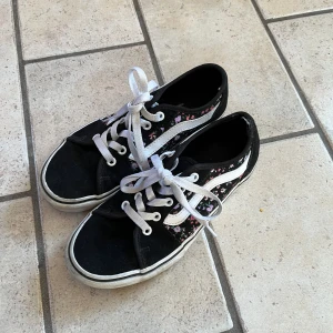 Vans - Blommiga vans använda några gånger under en sommar. Lite tecken på användning men annars i fint skick!