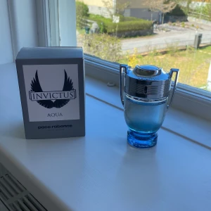 Paco rabanne invictus aqua - Jag skulle säga att det är 85 milliliter kvar och den är typ aldrig använd. Perfymen säljs inte längre. Jag köpte den för 3 år sen.  Mitt pris 400 kr. 