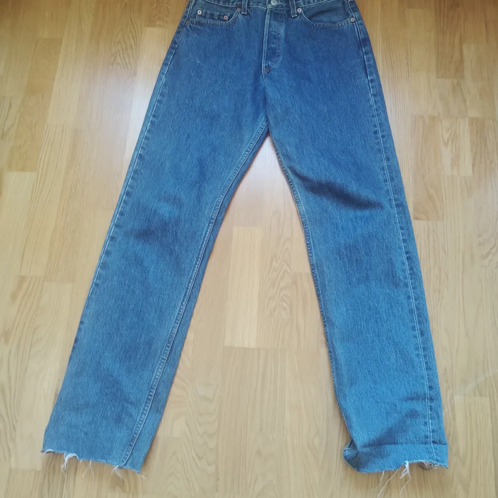 Säljer dessa Levis jeans i storlek w31. Säljer de för att de inte kommit till användning. De är i väldigt bra skick utan några fläckar.. Jeans & Byxor.