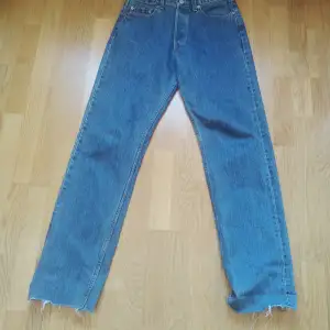 Säljer dessa Levis jeans i storlek w31. Säljer de för att de inte kommit till användning. De är i väldigt bra skick utan några fläckar.