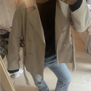 Vårkappa - Jättefin beige kappa perfekt till våren men funkar även till sommaren då den är väldigt tunn❤️🫶