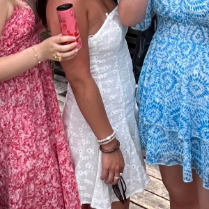 Klänning - Jättefin klänning från zara. Perfekt nu till sommaren. Använd 2 gånger. Den har en liten fläck på sidan men syns knappt (kolla bild 3) där av priset 🩷