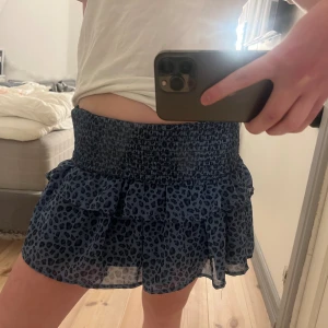 Blå Leopard volangkjol - Säljer denna super söta kjol från kapphal. Barnstolek (164) och anser den väldigt stor därav S men med mycket stretch och oasssr antagligen M. 💕
