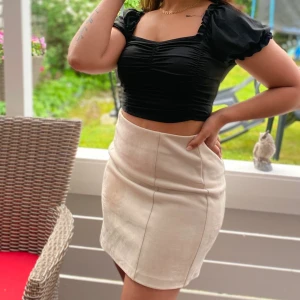 Kjol - En väldigt snygg beige kjol som är använd endast en gång Storlek 40