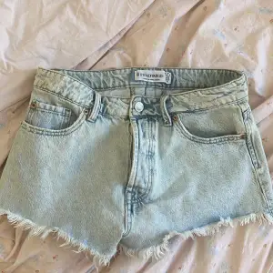Superfina light wash jeans-shorts från stradivarius, älskar dom men dom är tyvär för små för mig