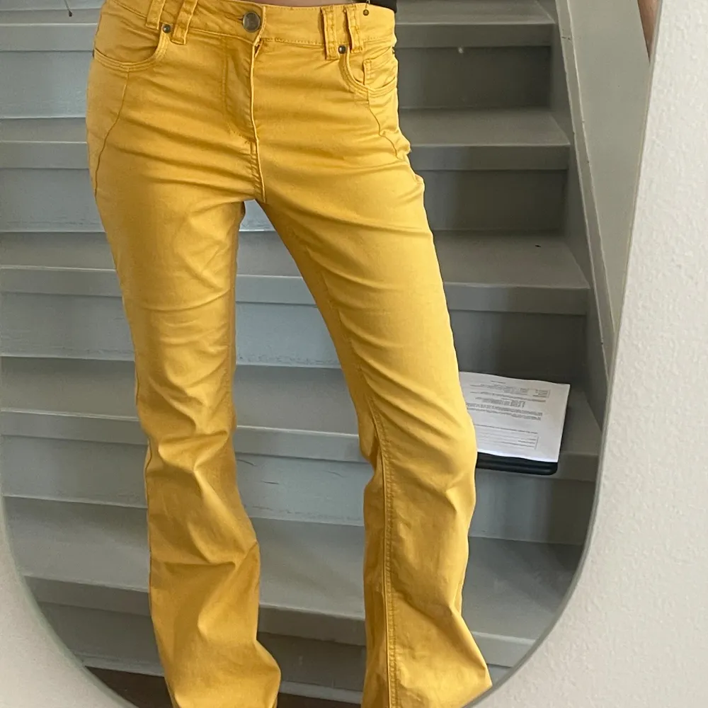 Supersnygga gula bootcutjeans, sitter sååå bra!! Men kommer inte till användning längre. Brukar ha 34 i jeans men är rätt töjbara så passar säkerligen en 36a också!. Jeans & Byxor.