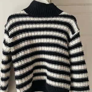 Stickad tröja  - Fin stickad randig tröja i storlek S från HM. Jätte skönt och mysig fåtal använd. Hör av dig vid intresse!