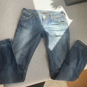 fina lågmidjade jeans, är i storlek W27 och L32. väldigt bra skick.
