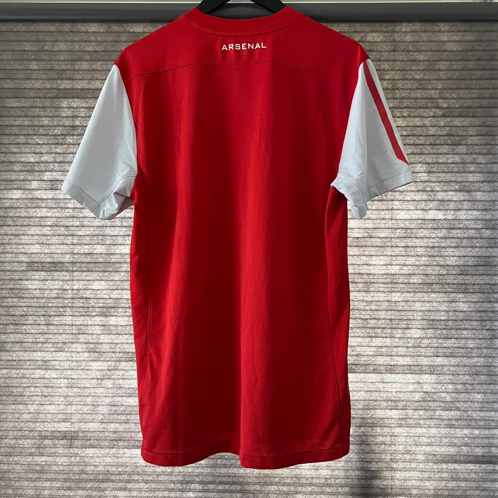 Arsenal hemma tröja från 2011/2012 bra skick förutom det på sponsorn som syns på bilden. Skicka vid funderingar eller mer bilder 😁🤩. Sport & träning.
