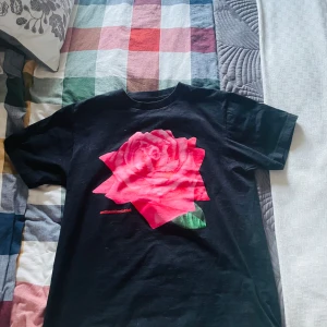 Social club - Fett snygg till sommaren, prisvärd, perfekt kvalite och skick o går ner i pris vid snabb affär. Passa på