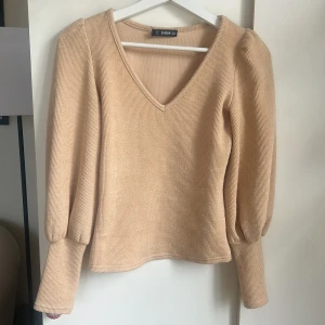 Puff arms tröja - Säljer denna jätte fina ribbade tröja då den inte kommer till andvändning längre pris kan diskuteras❣️