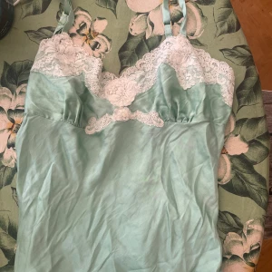 Silke linne - Jättefint grönt silke linne med vit spets. 