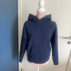 Polo Ralph lauren  - Bra skicka inte använd så många gånger, Storlek L barn skulle vara ett S i vanliga storlekar💕