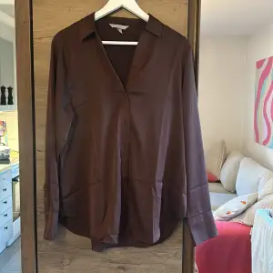 Jättefin blus skjorta i brunt glansigt material, använd kankse 2 gånger.