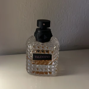Valentino Born in Roma parfym - 50 ml , hälften är kvar 