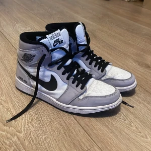 Jordan 1 Gore-Tex “bone” - Äkta vattentäta Jordan 1s. Storlek 42.5. Använda men är i perfektkondition (inga creases, lite smutsiga bara men jag tvättar dom innan jag fraktar) kvitto finns. 